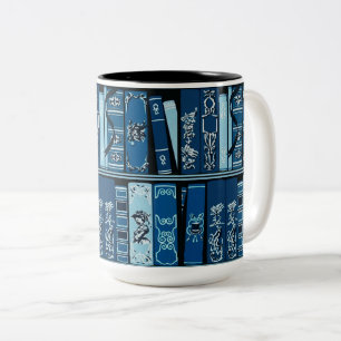 Blauwe boekenplanken boeken tweekleurige koffiemok