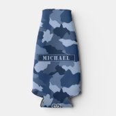Blauwe Camouflage Patroon Monogram Naam Flesjeskoeler (Voorkant)