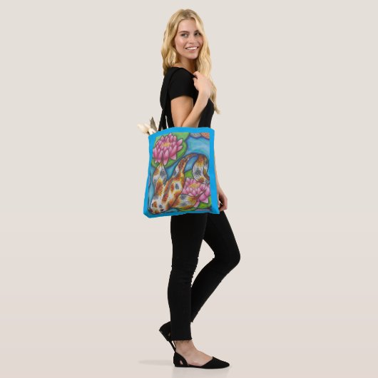 Blauwe Canvas tas met Oranje Koi Fish Pencil Art (Op model)