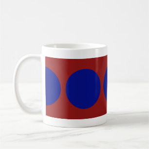 Blauwe cirkels op rood koffiemok