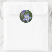 Blauwe columbine ronde sticker (Tas)