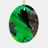 Blauwe Damselfly op een groen blad. Keramisch Ornament (Rechts)