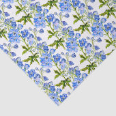 Blauwe delphinium bloemen op wit tissuepapier (Detail)