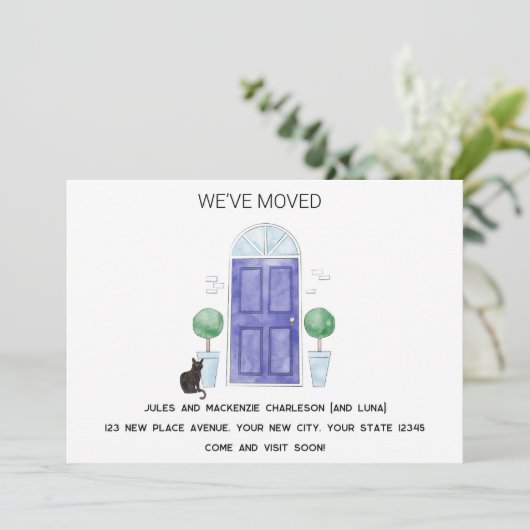Blauwe Deur en Kat We hebben Verhuisd Nieuw Huis Aankondiging (Staand voorkant)