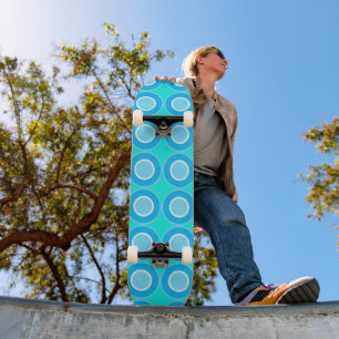 Blauwe donuts met vulling op turquoise skateboard