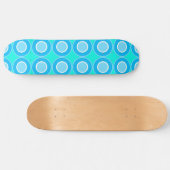 Blauwe donuts met vulling op turquoise skateboard (Horizontaal)