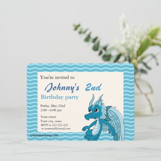 Blauwe draak cartoon verjaardagsdrukuitnodigingen kaart (Staand voorkant)