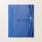 Blauwe druppel water in beweging op een puzzel legpuzzel (Verticaal)