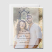 Blauwe elegante  bloemenkam monogram bruiloft vellum uitnodigingen (Offset (Koppel))