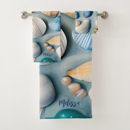 Blauwe en beige zeeschelpen op blauw zand bad handdoek (Insitu)
