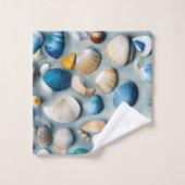 Blauwe en beige zeeschelpen op blauw zand bad handdoek (Wasdoekje)