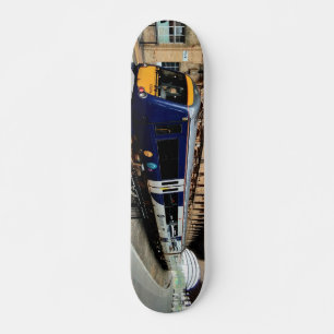 Blauwe en gele trein skateboard