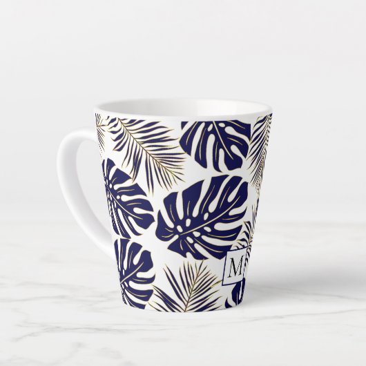 Blauwe en goudbladeren van de marine en monogram latte mok (Linkerhoek)
