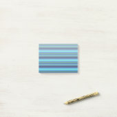 Blauwe en groene strepen post-it® notes (Op bureau)