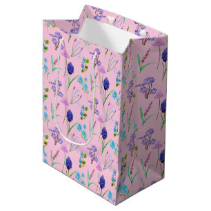 Blauwe en lila bloemen op roze medium cadeauzakje