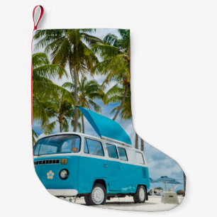 Blauwe en witte bestelwagen op het strand kleine kerstsok
