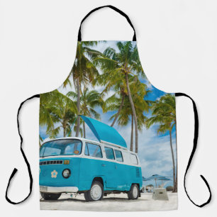 Blauwe en witte bestelwagen op het strand schort