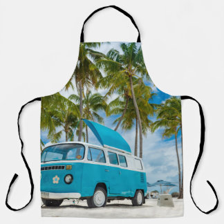 Blauwe en witte bestelwagen op het strand schort