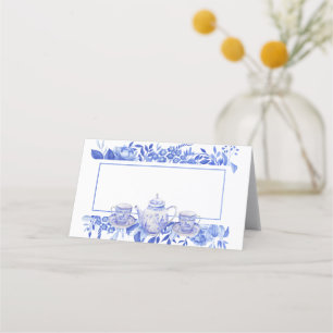 Blauwe en witte bloemige theepot en theekopjes