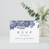 Blauwe en witte elegante kant bruiloft RSVP Uitnodiging Briefkaart (Staand voorkant)