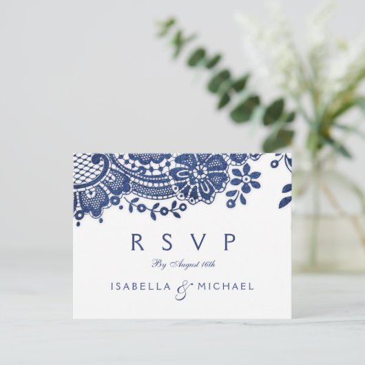 Blauwe en witte elegante kant bruiloft RSVP Uitnodiging Briefkaart (Staand voorkant)