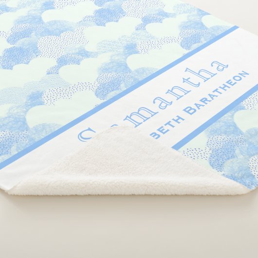 Blauwe en witte Fluffy Clouds Persoonlijke Naam Sherpa Deken (3/4)