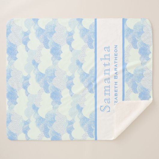 Blauwe en witte Fluffy Clouds Persoonlijke Naam Sherpa Deken (Voorkant (horizontaal))