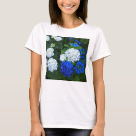 Blauwe en witte hydrangeas. t-shirt
