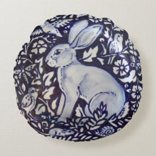 Blauwe en witte konijn met hare-vogelslak rond kussen