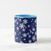 Blauwe en witte sneeuwvlokken op donkerblauwe gron mok (Midden)