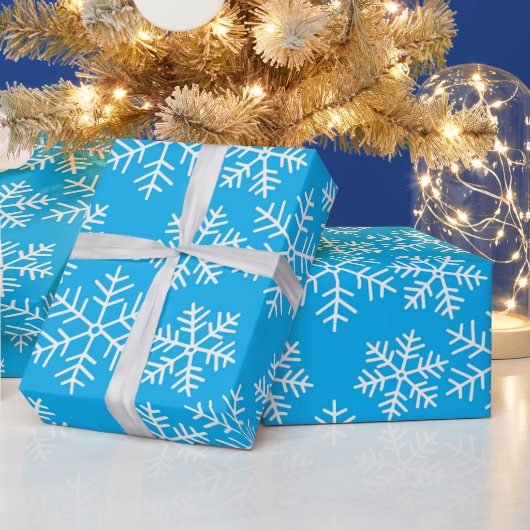 Blauwe en witte snowflakes Pattern kerstak Cadeaupapier (Feestdagen)