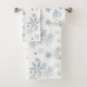 Blauwe en zilvergrijze winter Wonderland Snowflake Bad Handdoek (Insitu)