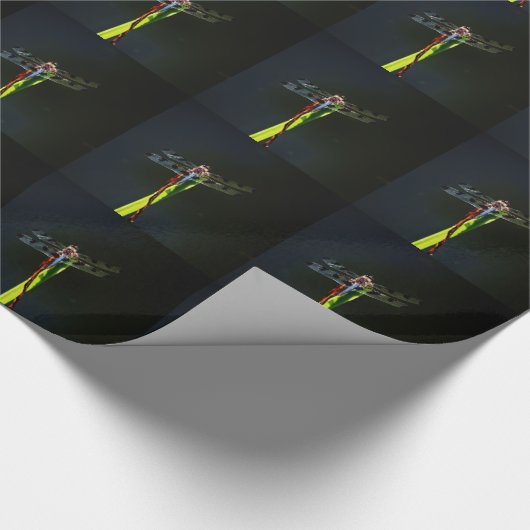 Blauwe en zwarte Dragonfly op groen en rood gras Cadeaupapier (Hoek)