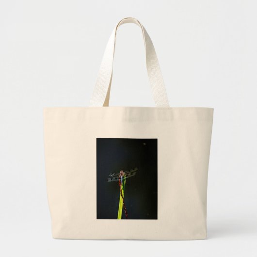 Blauwe en zwarte Dragonfly op groen en rood gras Grote Tote Bag (Voorkant)