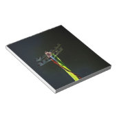 Blauwe en zwarte Dragonfly op groen en rood gras Notitieblok (Schuin)