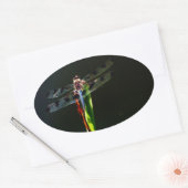 Blauwe en zwarte Dragonfly op groen en rood gras Ovale Sticker (Envelop)