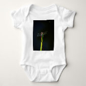 Blauwe en zwarte Dragonfly op groen en rood gras Romper (Voorkant)