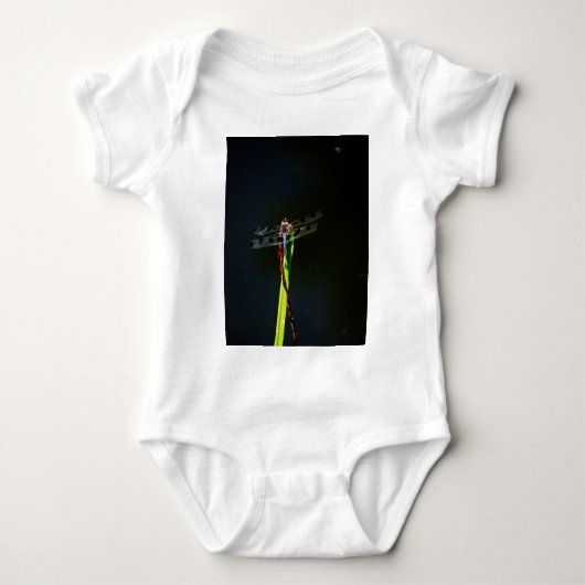 Blauwe en zwarte Dragonfly op groen en rood gras Romper (Voorkant)