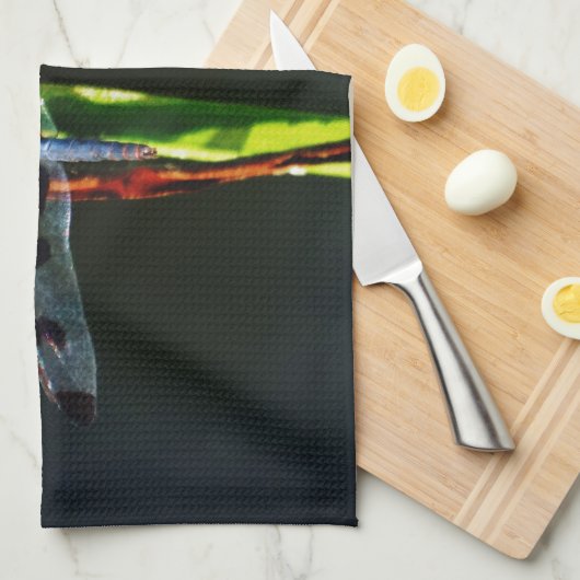 Blauwe en zwarte Dragonfly op groen en rood gras Theedoek (Quarter Fold)