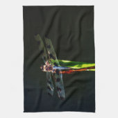 Blauwe en zwarte Dragonfly op groen en rood gras Theedoek (Verticaal)