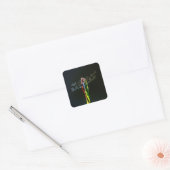 Blauwe en zwarte Dragonfly op groen en rood gras Vierkante Sticker (Envelop)