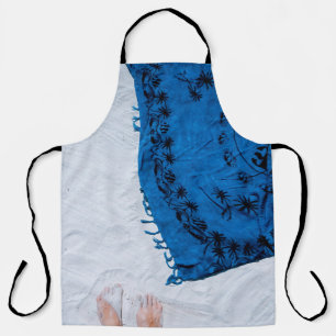 Blauwe en zwarte florale sjaal op wit zand schort