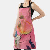 Blauwe flip-flop naast de stoel schort (Insitu)