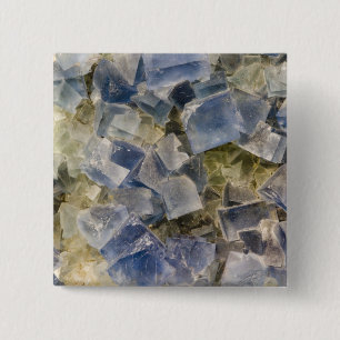 Blauwe fluorietkristallen in matrix vierkante button 5,1 cm