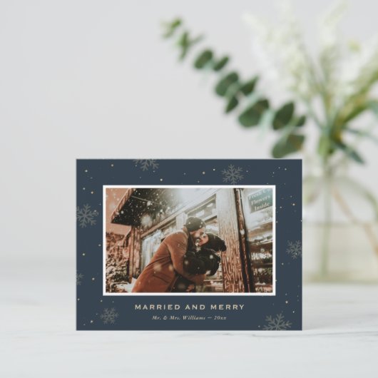 Blauwe foto Getrouwd en vrolijk Pas getrouwd Kerst Feestdagenkaart (Staand voorkant)