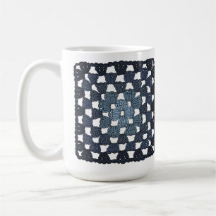 Blauwe gehaakte Granny Square koffiemok