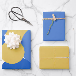Blauwe, gele en witte pooldots inpakpapier vel