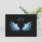 Blauwe Ggloed Angel Wings op zwarte achtergrond Kaart (Staand voorkant)