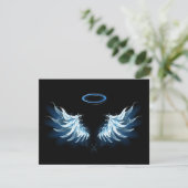 Blauwe Ggloed Angel Wings op zwarte achtergrond Save The Date (Staand voorkant)