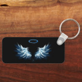 Blauwe Ggloed Angel Wings op zwarte achtergrond Sleutelhanger (Voorkant)